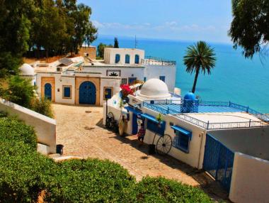 Тунис отваря отново границите си за туристи