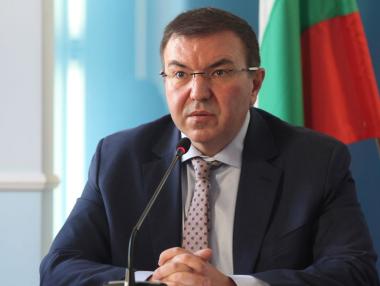 Здравният министър се съобрази със заведенията при заповедта за локдауна