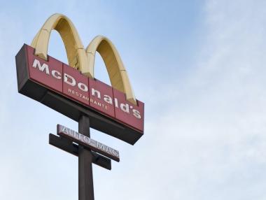 Акциите на McDonald’s надхвърлиха нивата отпреди пандемията