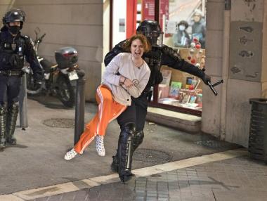 Франция днес: Разхлабване на мерки и многохилядни протести