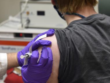 Великобритания може да започне с COVID ваксинацията на 7 декември