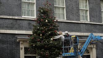 Коледната дилема на Европа: да оставим ли празни столове?