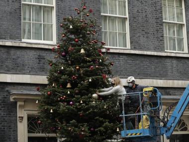 Коледната дилема на Европа: да оставим ли празни столове?