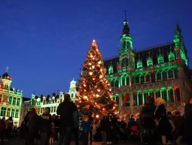 Площадите за коледните базари в Европа преди и сега (снимки)