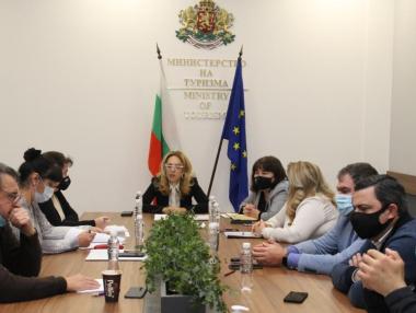 Държавата отпуска 50 млн. лв. за туроператорите