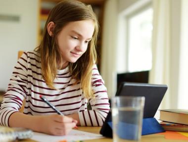 Над 160 000 деца вече учат в електронното училище „е-просвета“