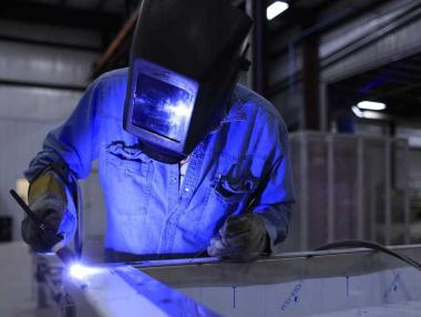 Харченето на правителството ограничи срива на икономиката през лятото