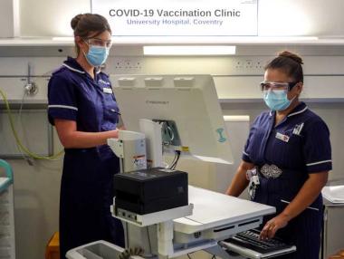 Великобритания започва COVID ваксинацията