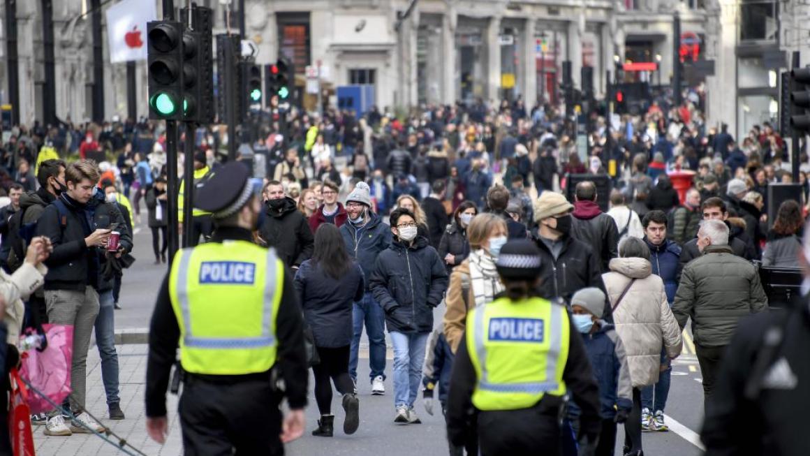 Галерия :: Снимка 6 :: Британците се впуснаха в луд шопинг уикенд (снимки)}