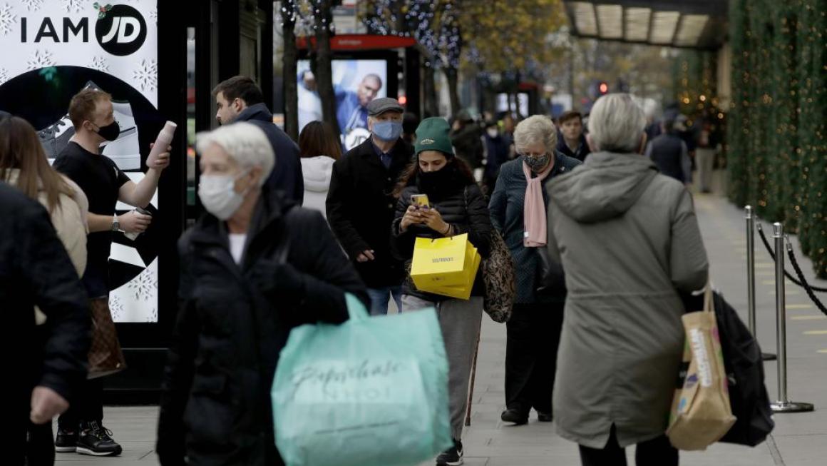Галерия :: Снимка 1 :: Британците се впуснаха в луд шопинг уикенд (снимки)}