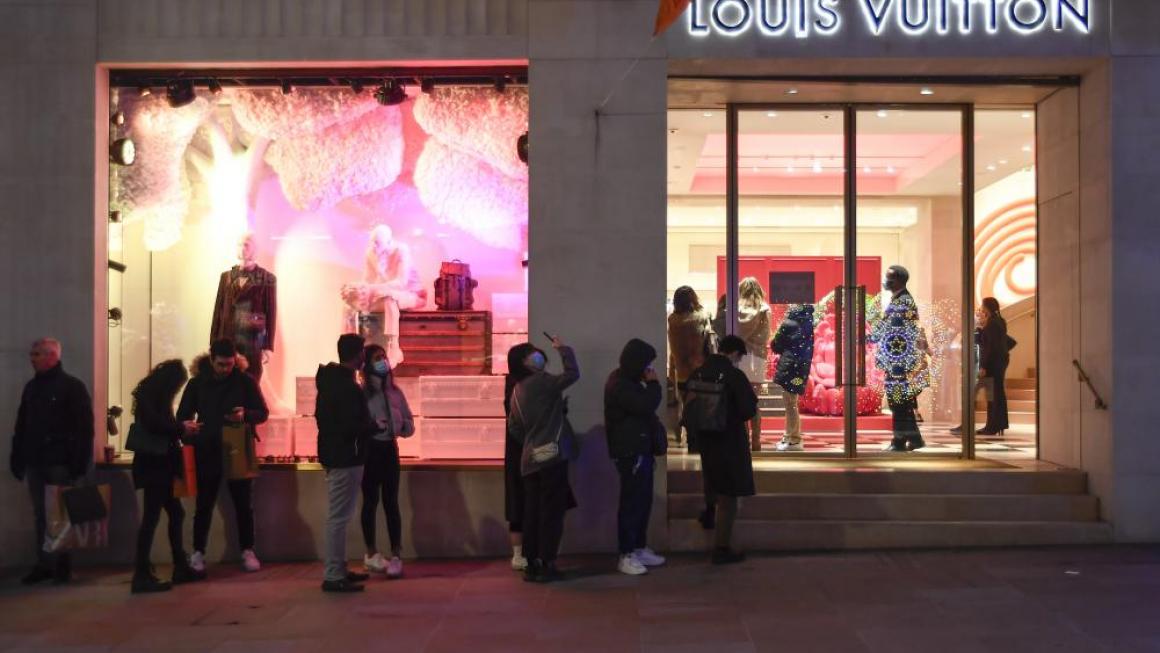 Галерия :: Снимка 2 :: Британците се впуснаха в луд шопинг уикенд (снимки)}