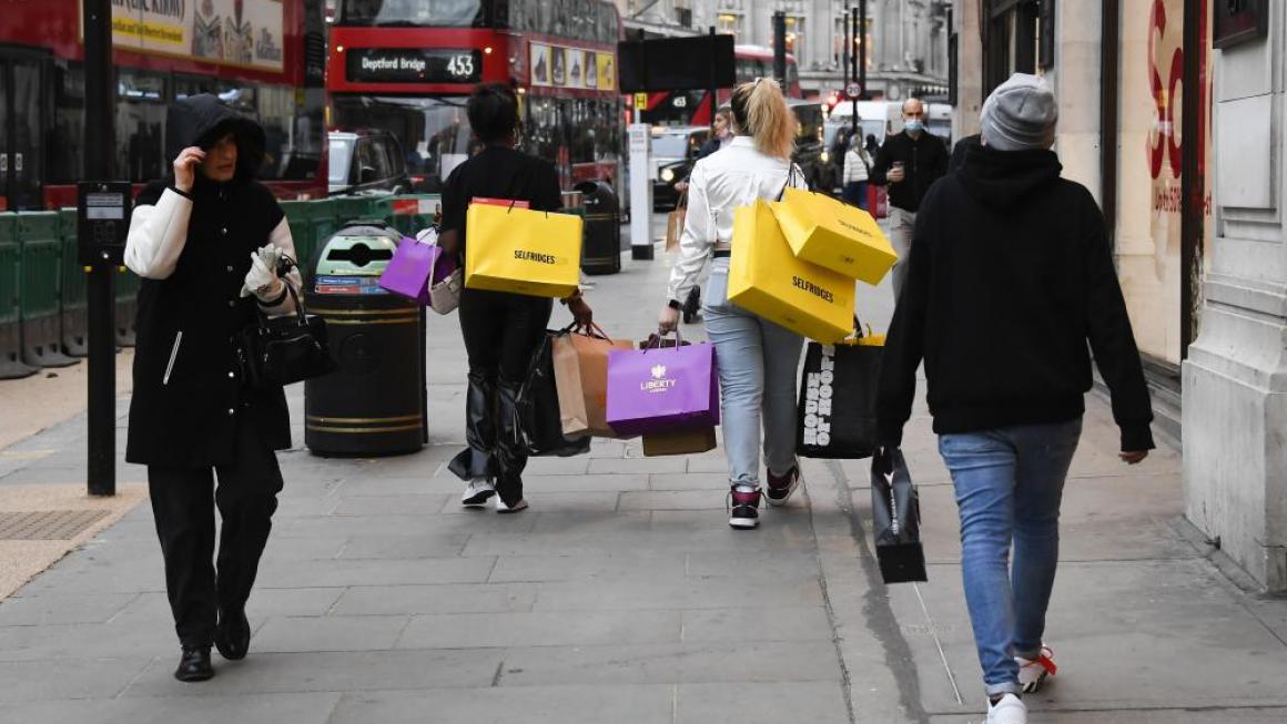 Галерия :: Снимка 4 :: Британците се впуснаха в луд шопинг уикенд (снимки)}