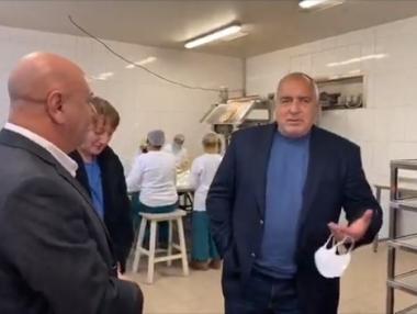 Без маска и предпазни средства: Борисов посети фурна за хляб