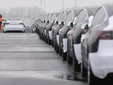 Tesla разпродава акции за 5 млрд. долара