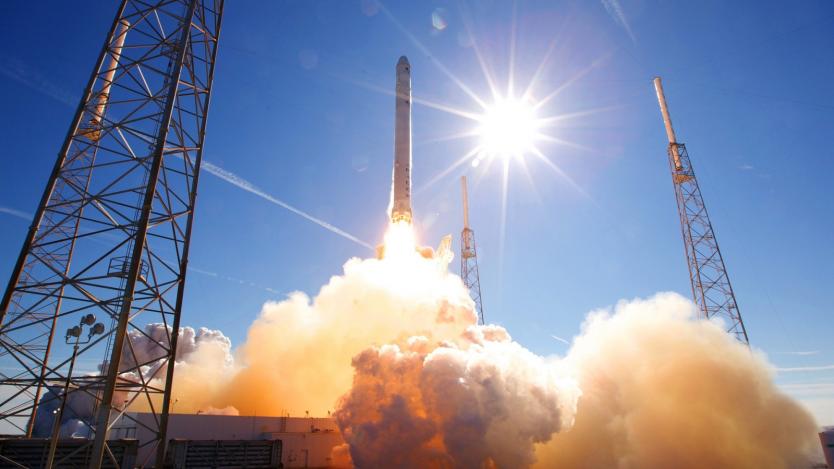 Новият товарен кораб на SpaceX не излетя заради повреда