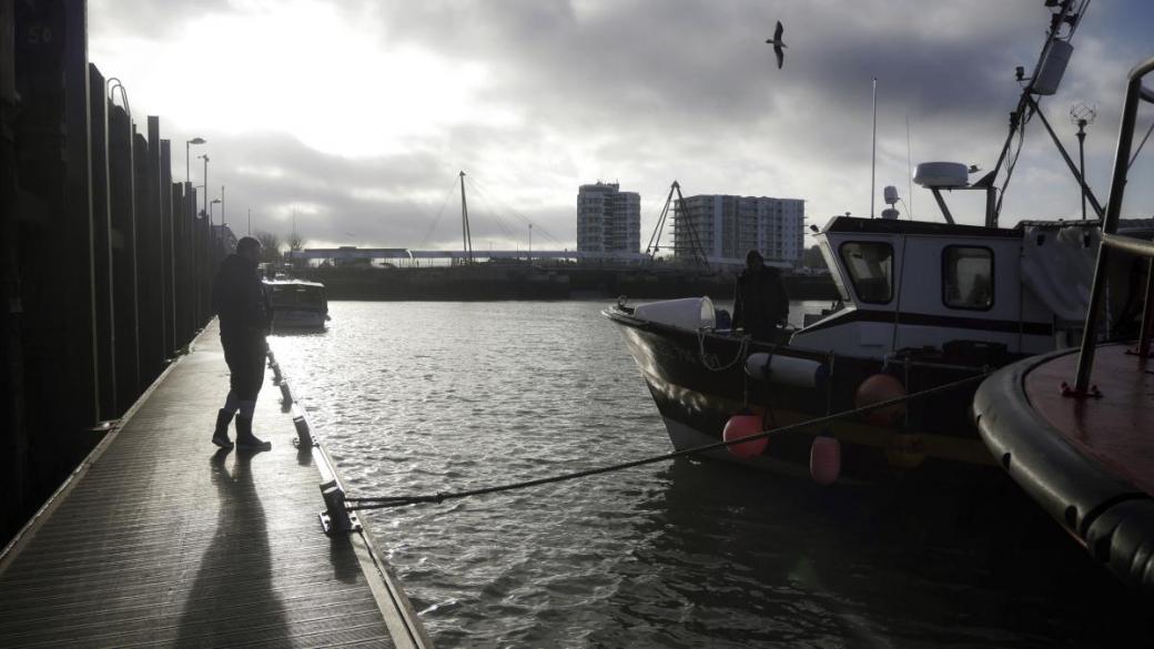 Великобритания се готви за „риболовни войни“ при Брекзит без сделка