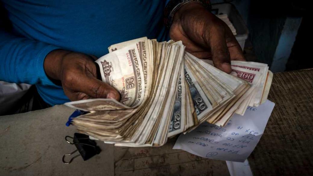 Куба се разделя с една от двете си валути
