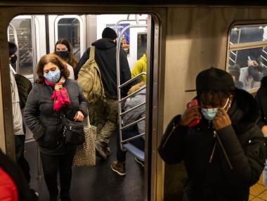 Домакинствата с ниски доходи в САЩ горят бързо спестяванията си