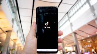 Имитации, песни и танци: Как TikTok беляза света през 2020 г.
