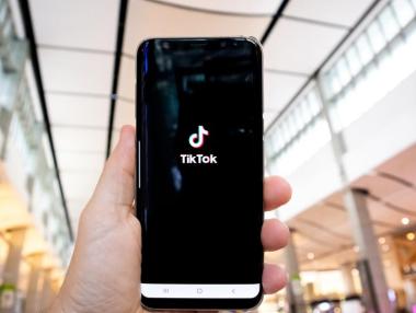 Имитации, песни и танци: Как TikTok беляза света през 2020 г.