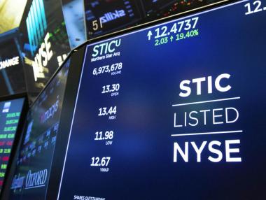 Американските акции се повишиха рекордно в очакване на нови стиумили