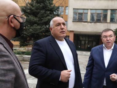 Ангелов обеща тройни заплати за медиците в регионите с недостиг