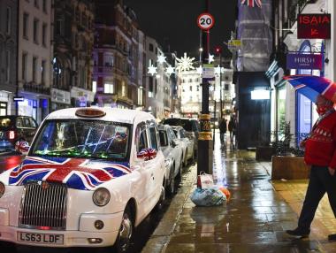 Новият щам на COVID-19 в Англия е извън контрол