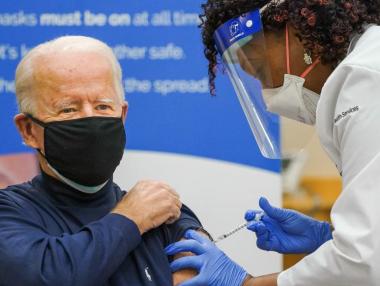 Джо Байдън се ваксинира срещу COVID-19