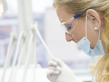 Франция улеснява гражданството за имигрантите на първа линия срещу COVID