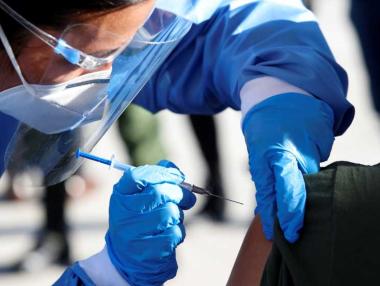 Утре пристигат първите ваксини в България