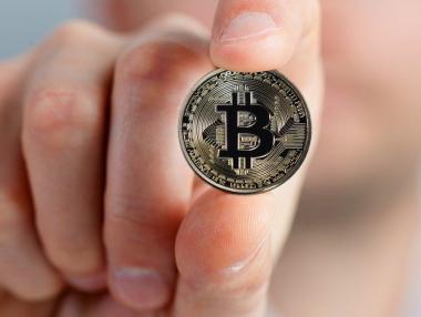 Биткойн премина с лекота над 27 000 долара