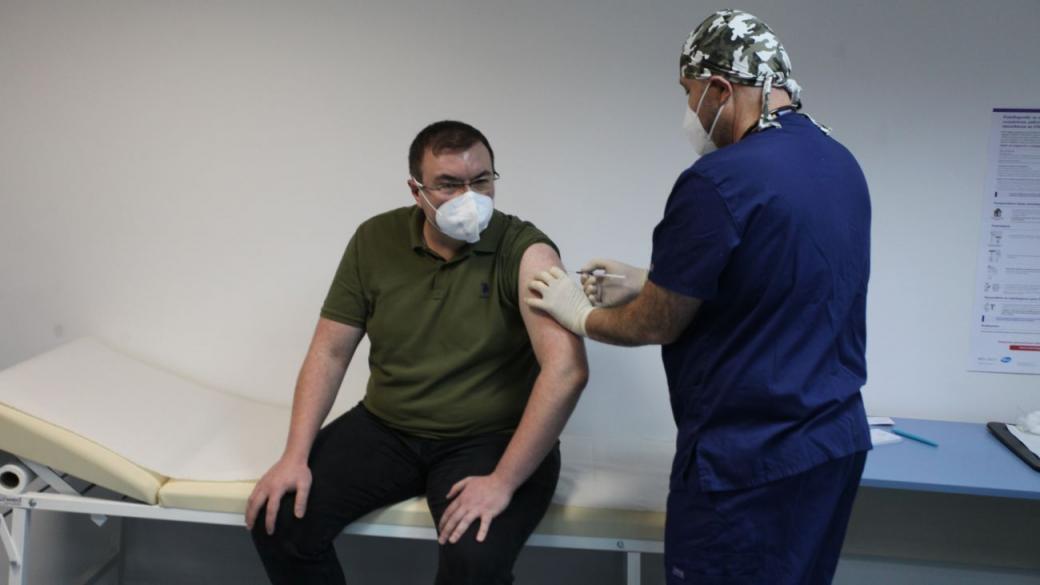 Здравният министър бе ваксиниран срещу COVID-19 (ВИДЕО)