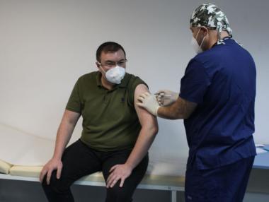 Здравният министър бе ваксиниран срещу COVID-19 (ВИДЕО)