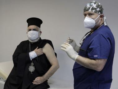 Може ли новият щам на COVID-19 да заблуди ваксините?