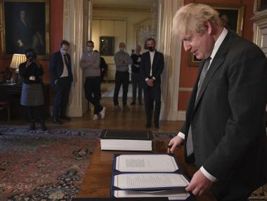 И Борис Джонсън подписа историческото споразумение