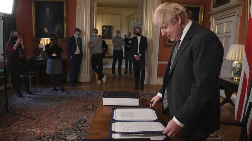 И Борис Джонсън подписа историческото споразумение