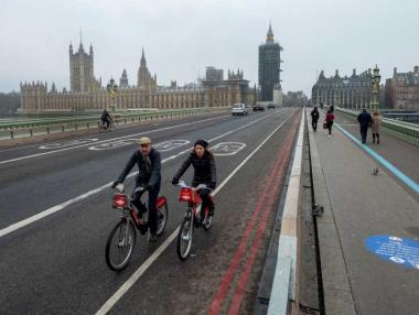 Великобритания отваря полеви болници и отново затваря училищата в Лондон