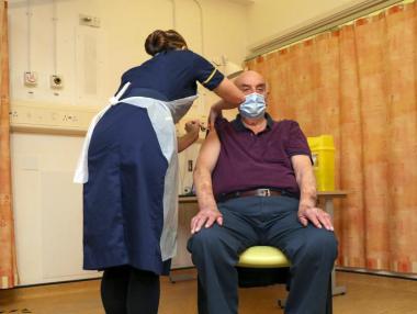 Великобритания започна ваксинация и с препарата на AstraZeneca