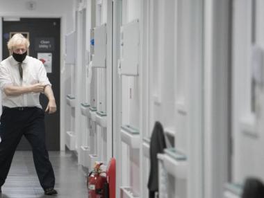 Великобритания влиза в нов локдаун от полунощ