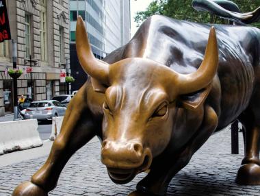 Златото продължава да расте спрямо слабия щатски долар