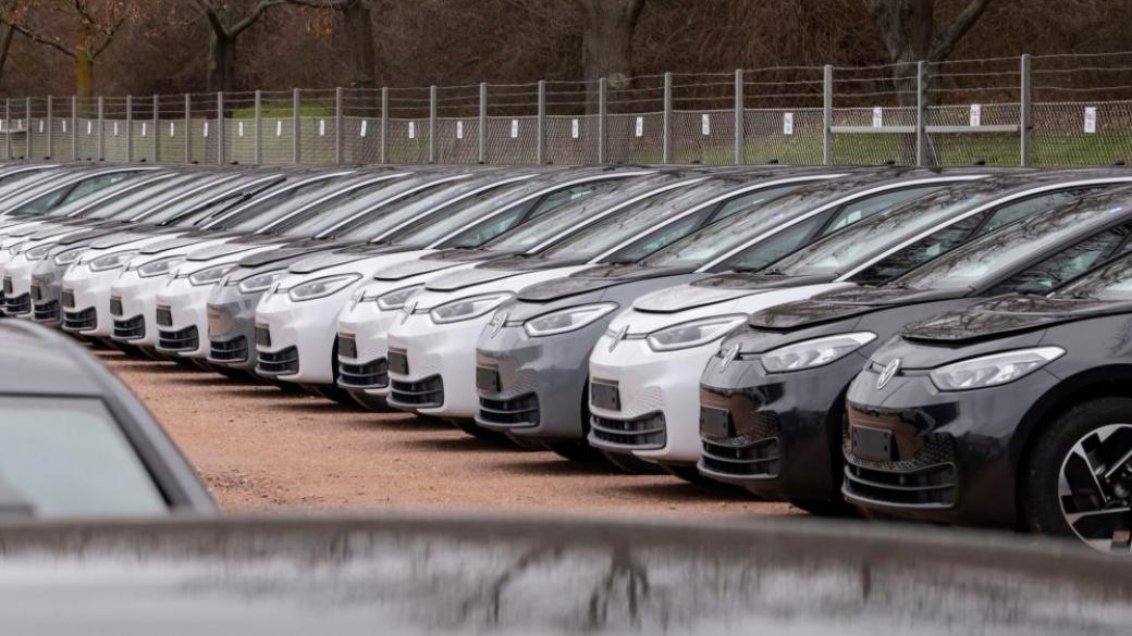 VW изтегля 56 000 коли от най-продавания си модел Golf заради дефект
