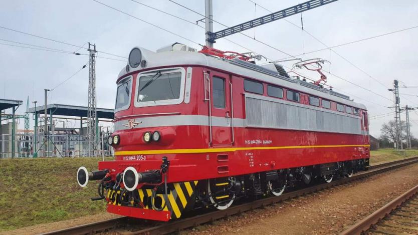 Първият ремонтиран локомотив на БДЖ вече е в движение (снимки)