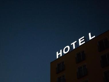Приходите на хотелите се сринаха с над 60% през ноември
