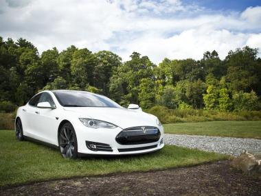 Регулаторът в САЩ откри критичен проблем в модели на Tesla