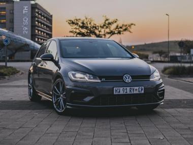 Audi и Volkswagen дишат във врата на Tesla
