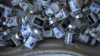 Оставки в Чехия заради злоупотреби с ваксинацията