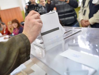 Управляващите разрешават гласуване с изтекли документи