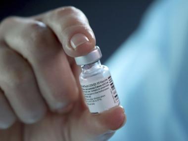 Pfizer намалява доставките на ваксини за Европа