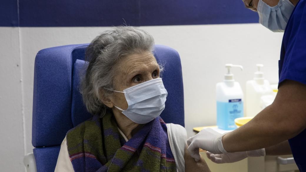 Гърция започна ваксинация на възрастните хора