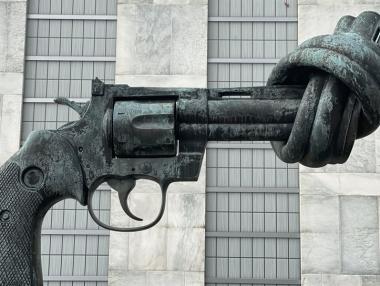 Facebook слага на пауза рекламите за оръжия в САЩ